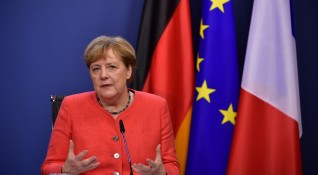 Германският канцлер Ангела Меркел разговаря по телефона с руския президент