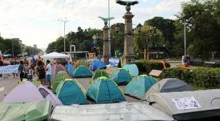 Релсата която протестиращи носят от Свиленград до София ще бъде