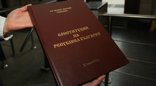 Председателят на ПГ на ГЕРБ Даниела Дариткова депозира в парламента