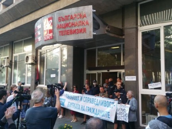 Протестиращите блокираха сградата на БНТ. Те призовават за оставка. По-рано