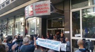 Протестиращите блокираха сградата на БНТ Те призовават за оставка По рано