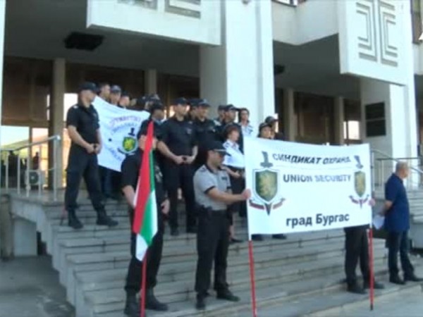 Съдебни охранители от днес започнаха протестни действия, които ще се