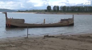 Реплика на тракийски кораб е във водите на казанлъшкия язовир