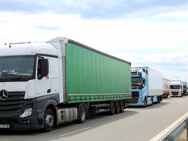 Шофьори на камиони сигнализират, че на българо-румънската граница при "Дунав