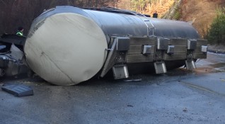 Пътен инцидент с товарен автомобил с цистерна затвори пътя Бяла