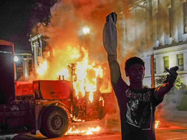 Протести избухнаха за втора поредна нощ в град Кеноша в