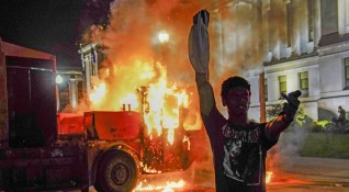 Протести избухнаха за втора поредна нощ в град Кеноша в