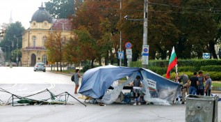 Силният вятър и разразилата се буря над София събориха шатрите