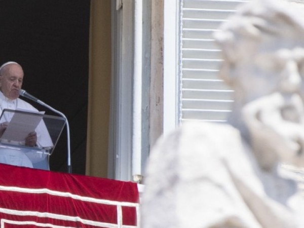 Папа Франциск ще възобнови прекратените седмични публични аудиенции в началото