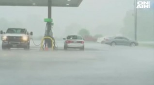 Ураганът Лаура достигна американските щати Луизиана и Тексас и взе