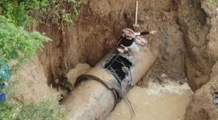Голяма авария на захранващия водопровод остави без вода Харманли днес