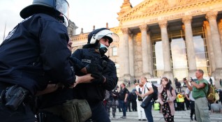 Полицията в Берлин арестува 300 демонстранти по време на протести