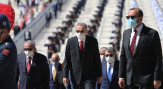 Турският президент Реджеп Тайип Ердоган продължи и днес с твърдата