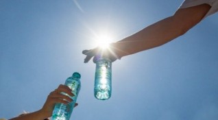 Столична община организира раздаване на минерална вода днес заради жегата