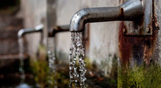 Продължава спадането на водата в язовир Тича Водоемът захранва с