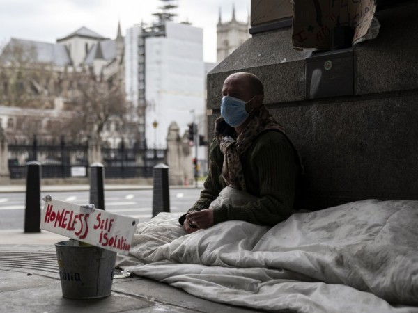 Бездомни източноевропейци наводниха най-скъпите лондонски улици, като спят върху картон