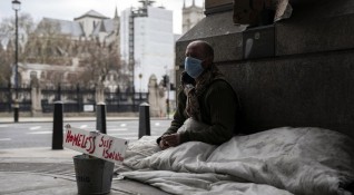 Бездомни източноевропейци наводниха най скъпите лондонски улици като спят върху картон