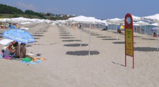 По малко спасители работят по българските плажове от днес Причината е