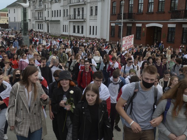 Беларуската полиция задържа множество демонстранти днес, след като студенти излязоха