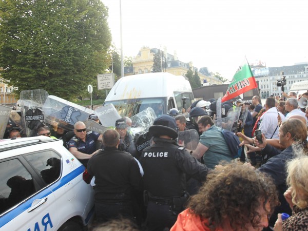 Снимка:Димитър Кьосемарлиев, Dnes.bgОрганите на реда арестуваха мъж при задния вход