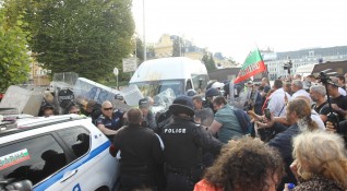 Снимка Димитър Кьосемарлиев Dnes bgОрганите на реда арестуваха мъж при задния вход
