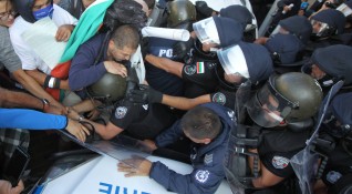Нова сериозна ескалация на напрежението в Триътълника на властта Протестиращите