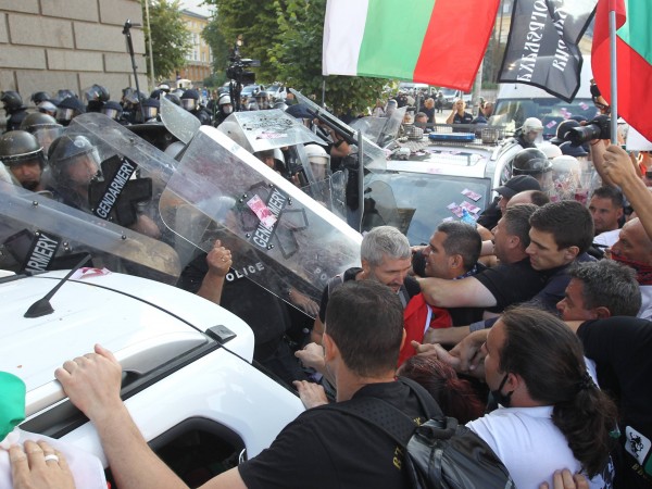 Снимка: Димитър Кьосемарлиев Ескалацията на напрежението пред Партийния дом, където