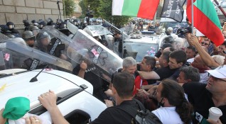 Снимка Димитър Кьосемарлиев Ескалацията на напрежението пред Партийния дом където