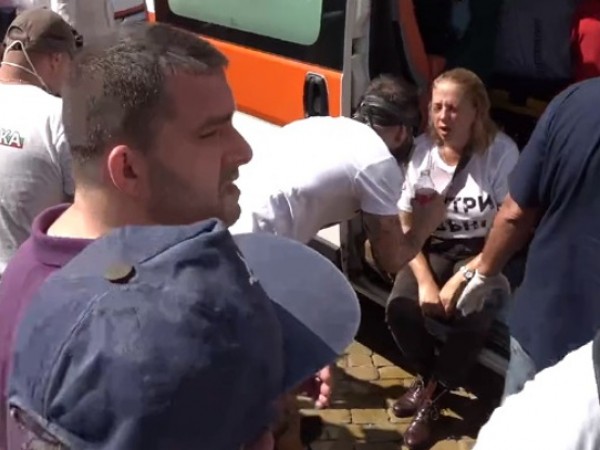 Линейка спря в сърцето на протеста и лекари оказват първа