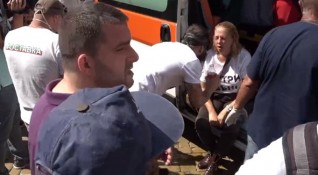 Линейка спря в сърцето на протеста и лекари оказват първа