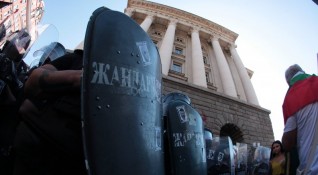 Снимка Димитър Кьосемарлиев Dnes bgПродължава протестът на пл Независимост обявен като