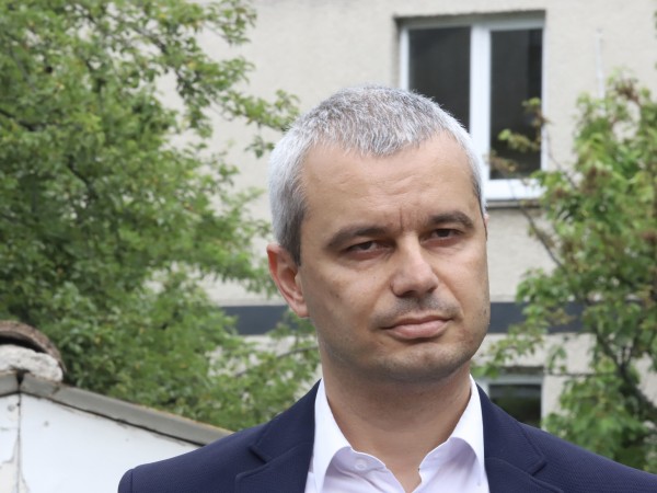 Задържан е лидерът на партия "Възраждане" Костадин Костадинов, съобщи БГНЕС.Той