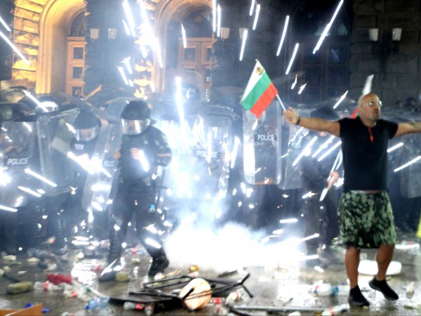 Снимка: Димитър Кьосемарлиев, Dnes.bgПолицията изтласка протестиращите от площад "Независимост", пред