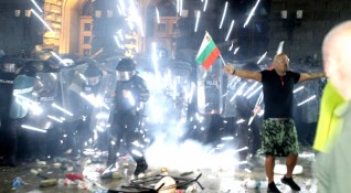 Снимка Димитър Кьосемарлиев Dnes bgПолицията изтласка протестиращите от площад Независимост пред