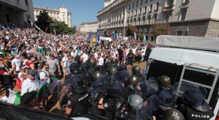 Управляващите протягат ръка за диалог към протестиращите ВМРО предлагат нова