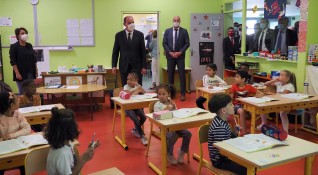 Франция затвори 22 от своите 62 000 училища заради заразени