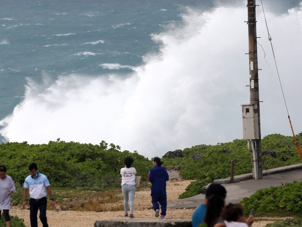 Тайфунът Хайшен докара проливни дъждове и силни ветрове в южната