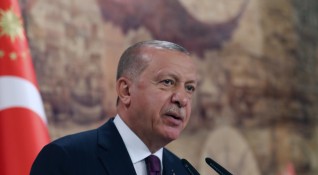 Курсът на Ердоган към ислямизиране вкарва Турция в ролята на