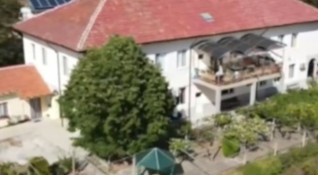Домът за стари хора в село Славянци продължава да е