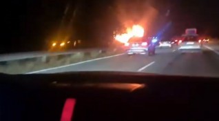 Автобус с туристи се запали и изгоря напълно на автомагистрала