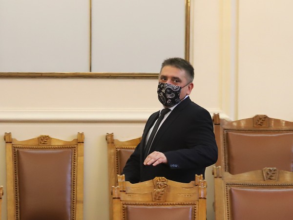 Парламентът прие оставката на Данаил Кирилов, който, след като се