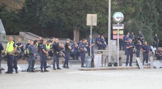 Трима души носещи забранени предмети са отведени в полицейски управления