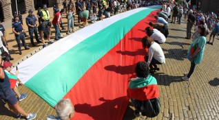 Снимка Димитър Кьосемарлиев Dnes bgПротестиращите разпънаха огромно знаме на България пред