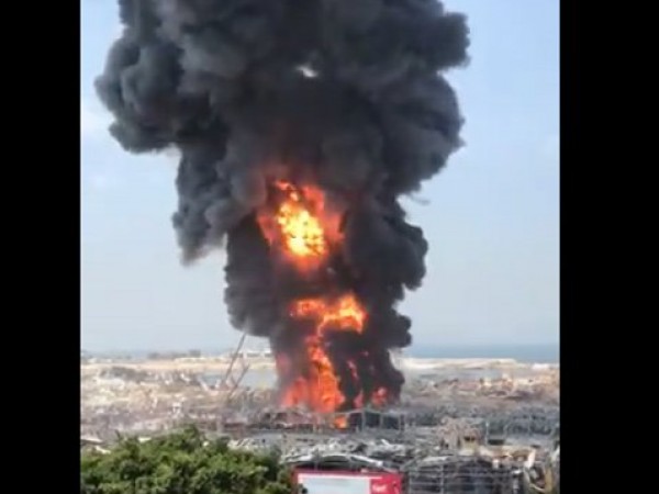 Силен пожар е избухнал на пристанището в Бейрут. Издига се
