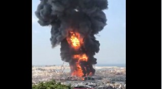 Силен пожар е избухнал на пристанището в Бейрут Издига се