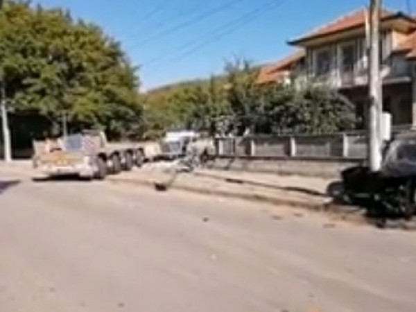ТИР се вряза в къща в село Драганово край Горна