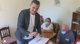 Кирил Добрев гласува във вътрешните избори на БСП за председател