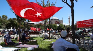Международната рейтингова агенция Moody s е понижила кредитния рейтинг на Турция