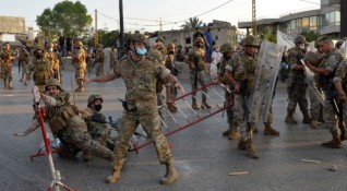 Войници от ливанската армия блокираха всички пътища към президентския дворец