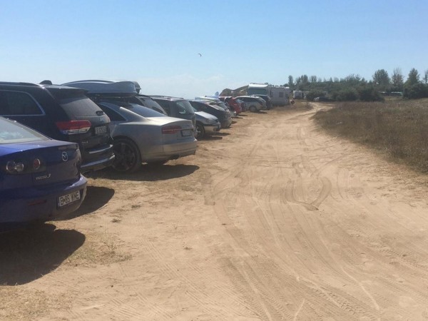 Заради сигнали за паркирани автомобили върху плажната ивица, Министерството на